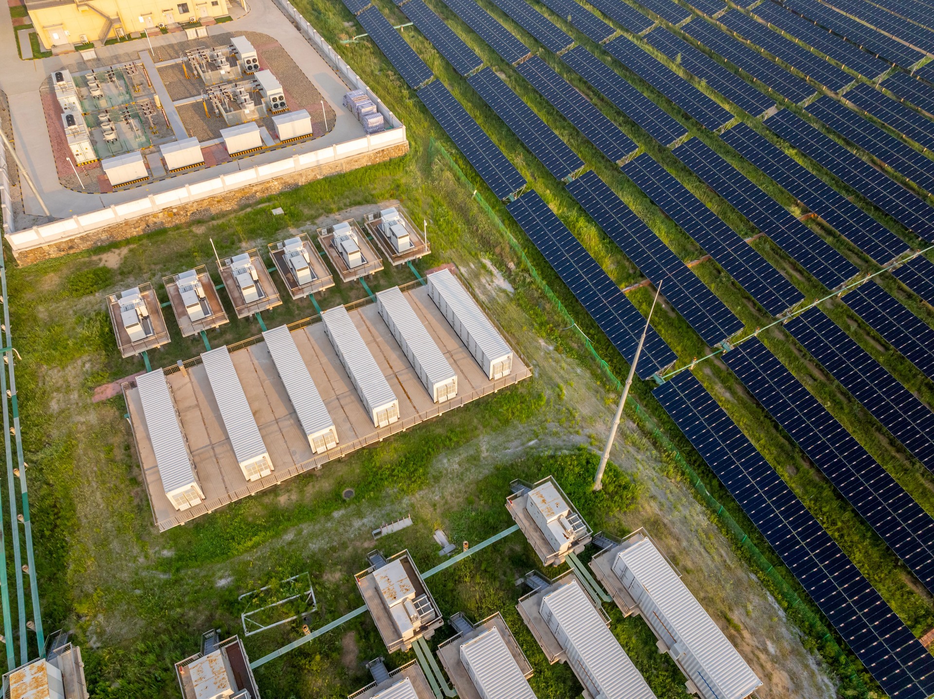 Energy storage power station and solar power station in the morning